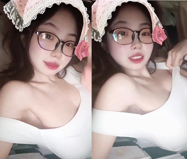 Chị gái quyến rũ mời bạn đến nhà vui vẻ thỏa sức khám phá