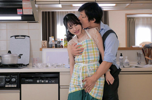 Cô gái xinh đẹp học làm bánh bị thầy giáo chinh phục trái tim